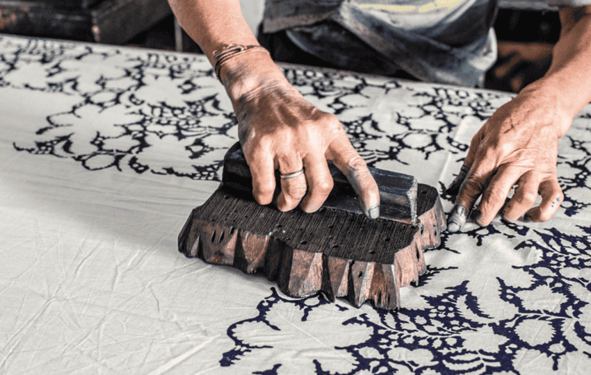 Seni Mencetak Motif pada Kain dengan Teknik Block Printing
